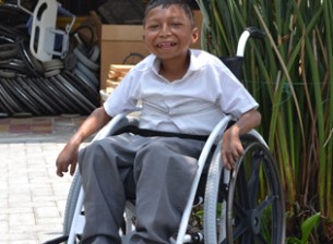 Guatemala Junge im Rollstuhl