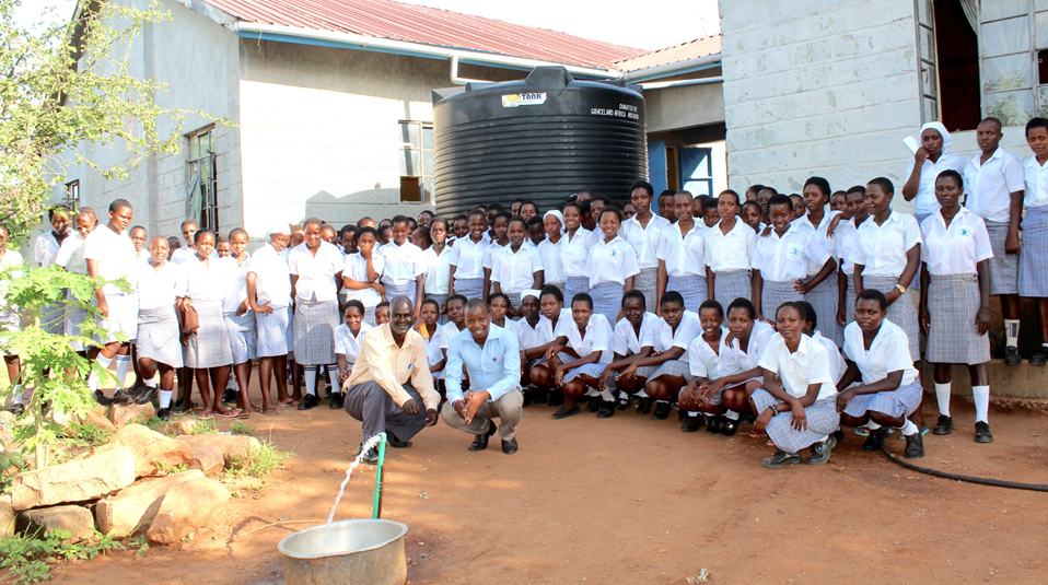 Schule in Kenia mit Regenauffangsystem und eigenem Brunnen
