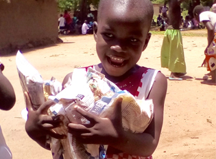 Malawi M?dchen mit Reis - Hoffnung f?r Kinder